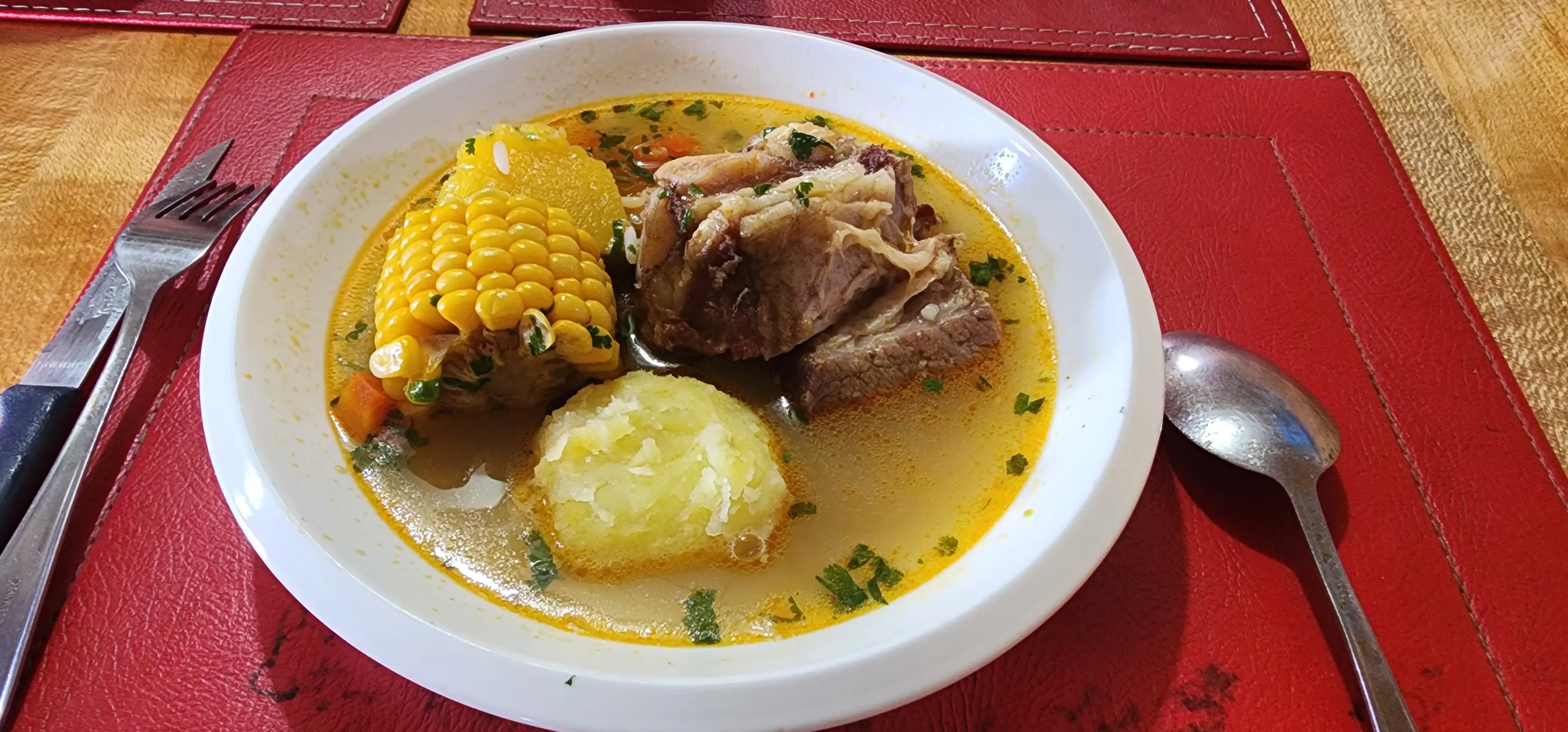 Mesa de desayuno con productos locales